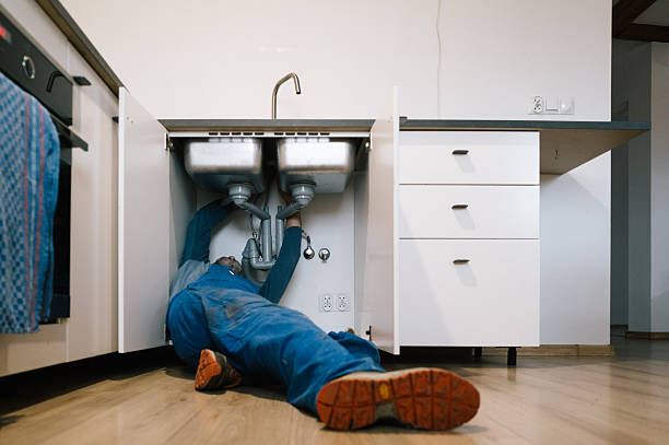 Professional Emergency Plumber technician working in Bloomington, CA